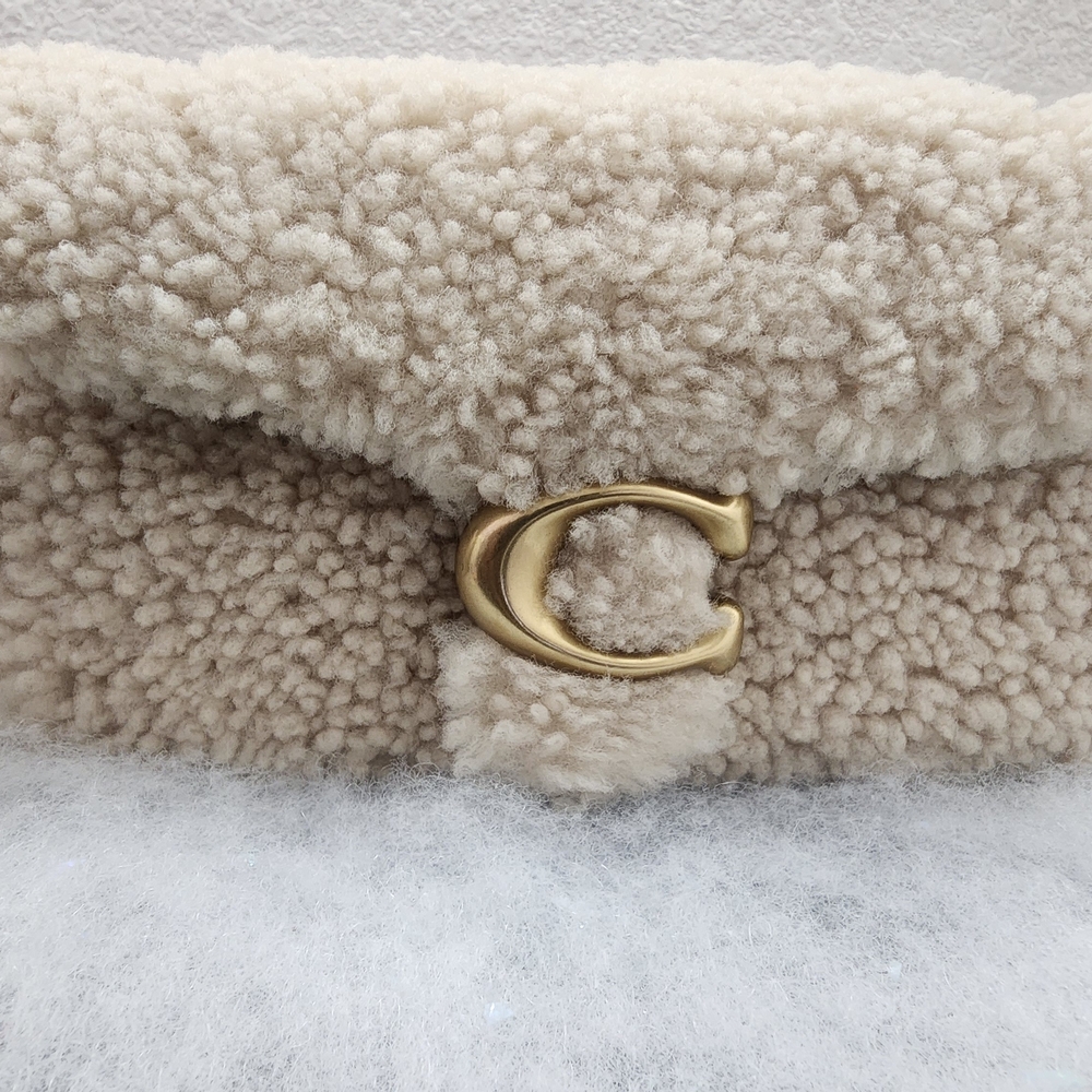 ¡SOLD! Coach Tabby Sherpa Handbag